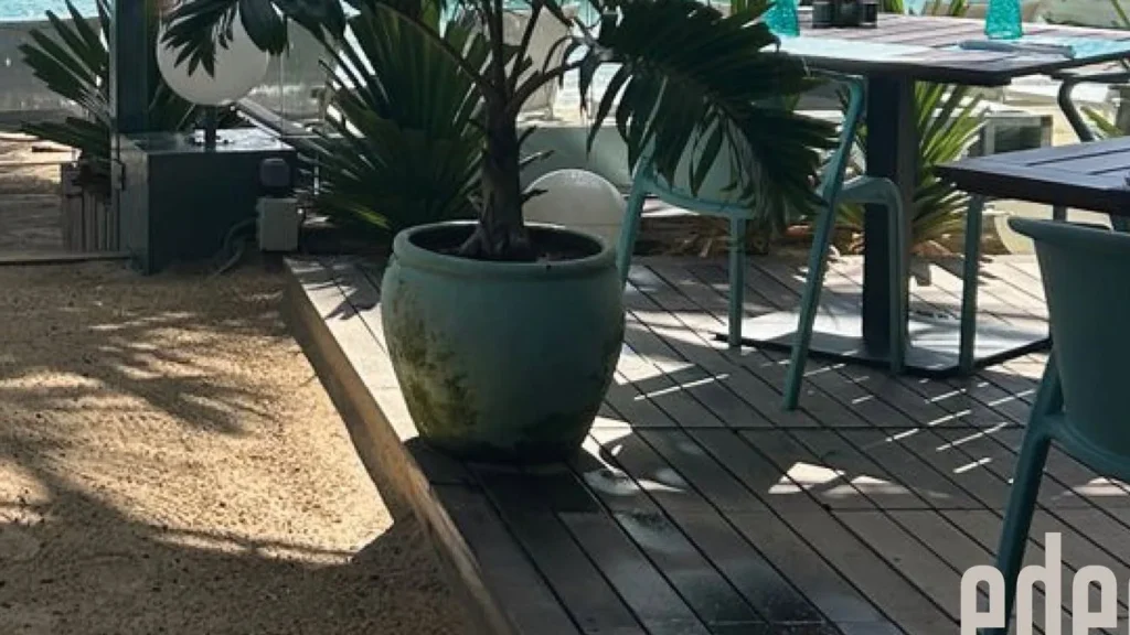 La terrasse d'Eden Beach face au lagon de Grand Baie en fin de journée